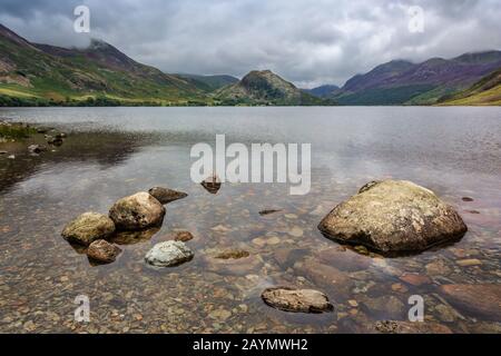 Blick auf Rannerdale Knotts, Crummock Water, Lake District, Cumbria, England, Großbritannien Stockfoto