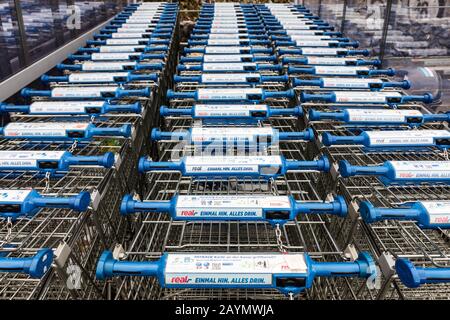 Real Supermarkt-Filiale Dusseldorf-Bilk Stockfoto