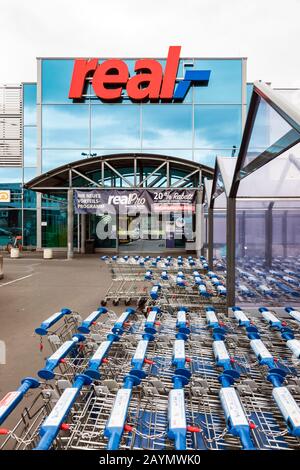 Real Supermarkt-Filiale Dusseldorf-Bilk Stockfoto