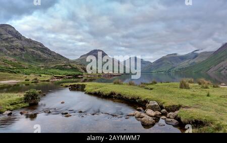 Wastwater mit Blick auf Yewbarrow, Great Gable und Scafell, Lake District National Park, Cumbria, England, Großbritannien Stockfoto