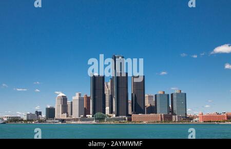 Wolkenkratzer in der Innenstadt von Detroit aus dem Fluss Detroit, Michigan, USA Stockfoto