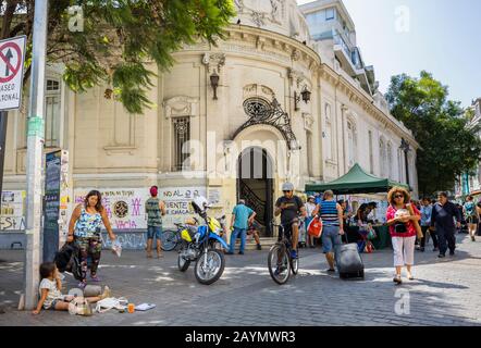 Straßenszene in Lastarria, Central Santiago, Metropolitan Region, Hauptstadt von Chile, Südamerika, Gebäude, die von politischen Graffiti befallen sind Stockfoto