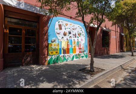 Typische bunte Kunst an der Straßenwand am Straßenrand, ein Figurengemälde, Lastarria, in Zentral-Santiago, Metropolitan Region, Hauptstadt von Chile Stockfoto