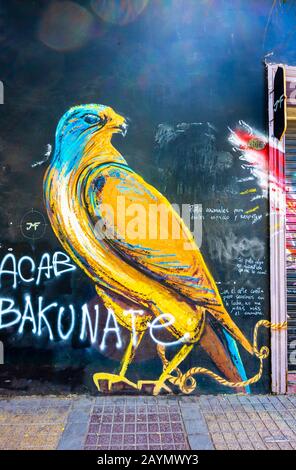 Farbenfrohes Wandbild am Straßenrand, das durch Sprühgraffiti an einer Wand im Zentrum von Santiago, der Metropolitan Region, der Hauptstadt Chiles, Südamerika, versprüht wird Stockfoto