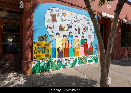 Typische bunte Kunst an der Straßenwand am Straßenrand, ein Figurengemälde, Lastarria, in Zentral-Santiago, Metropolitan Region, Hauptstadt von Chile Stockfoto