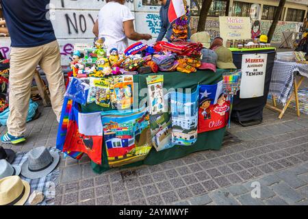 Lokale Souvenirs werden in einem kleinen Souvenir-Stand am Straßenrand in Lastarria, Central Santiago, Metropolitan Region, Hauptstadt von Chile, Südamerika, verkauft Stockfoto