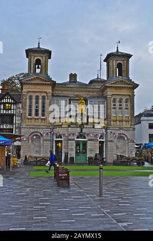 Das Market House ist ein ehemaliges Rathaus auf dem Kingston Market Place, das jetzt für kommerzielle Zwecke genutzt wird. Stockfoto