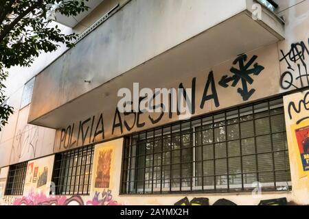 Polizei-Graffiti aus den politischen Unruhen und Protesten in Lastarria, Central Santiago, Metropolitan Region, Hauptstadt von Chile, Südamerika Stockfoto