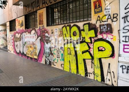 Graffiti aus den politischen Unruhen und Protesten an einer Mauer in Lastarria, Central Santiago, Metropolitan Region, Hauptstadt von Chile, Südamerika Stockfoto