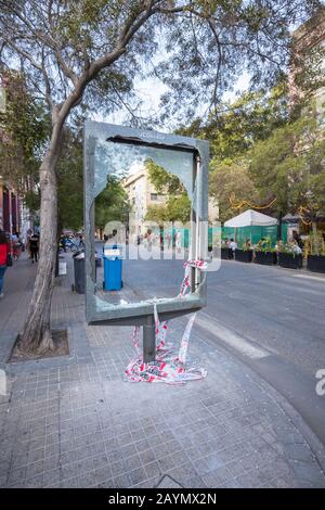 Gebrochenes Straßenschild nach den politischen Unruhen, Protesten und Unruhen in Lastarria, Zentral-Santiago, Metropolregion, Hauptstadt von Chile, Südamerika Stockfoto