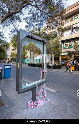 Gebrochenes Straßenschild nach den politischen Unruhen und Protesten in Lastarria, Central Santiago, Metropolitan Region, Hauptstadt von Chile, Südamerika Stockfoto