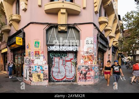 Graffiti und Plakate von den politischen Unruhen und Protesten auf einem stillenden Laden in Lastarria, Central Santiago, Metropolitan Region, Hauptstadt Chiles Stockfoto