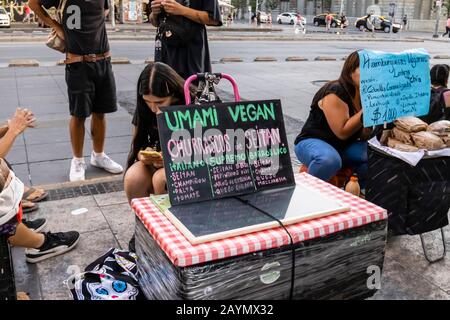 Vegane und Straßennahrung aus kleinen Ständen auf dem Bürgersteig am Abend in Lastarria, Central Santiago, Metropolitan Region, Hauptstadt von Chile Stockfoto