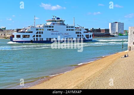 Die von Wightlink betriebene Fähre zur Insel Wight 'St Clare' verlässt den Hafen der Altstadt von Portsmouth und fährt nach Fishbourne auf der Insel. Sonniger Tag. Stockfoto