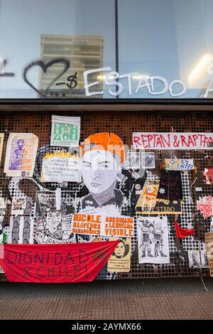 Plakate und Graffiti aus den politischen Unruhen und Protesten in Lastarria, Central Santiago, Metropolitan Region, Hauptstadt von Chile, Südamerika Stockfoto