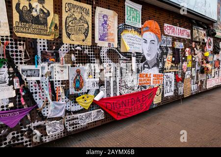 Plakate und Graffiti aus den politischen Unruhen und Protesten in Lastarria, Central Santiago, Metropolitan Region, Hauptstadt von Chile, Südamerika Stockfoto