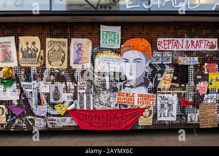 Plakate und Graffiti aus den politischen Unruhen und Protesten in Lastarria, Central Santiago, Metropolitan Region, Hauptstadt von Chile, Südamerika Stockfoto