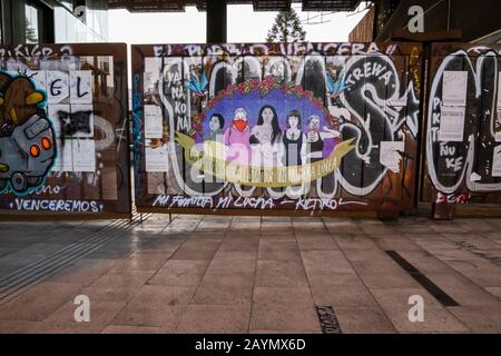 Graffiti und Plakate von den politischen Unruhen und Protesten in Lastarria, Central Santiago, Metropolitan Region, Hauptstadt von Chile, Südamerika Stockfoto