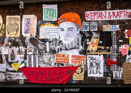 Plakate und Graffiti aus den politischen Unruhen und Protesten in Lastarria, Central Santiago, Metropolitan Region, Hauptstadt von Chile, Südamerika Stockfoto