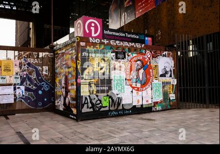 Graffiti und Plakate von den politischen Unruhen und Protesten in Lastarria, Central Santiago, Metropolitan Region, Hauptstadt von Chile, Südamerika Stockfoto