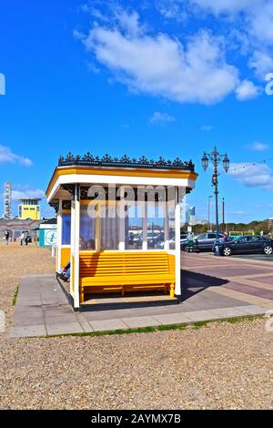 Ein traditionelles viktorianisches Strandhaus mit Blick auf den Strand an der Promenade in Southsea bei Portsmouth an der Südküste. Stockfoto