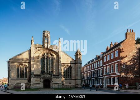 ST Michael le Belfrey ist eine anglikanische Kirche in York, England. Es liegt direkt neben dem York Minster im Zentrum der Stadt. Stockfoto