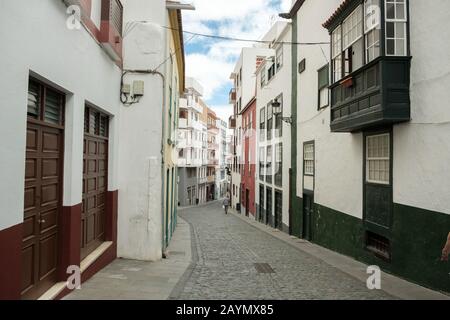 Gepflasterte Straße mit traditionellem Balkon in der Stadt Santa Cruz de La Palma, La Palma, Kanarische Inseln, Spanien Stockfoto