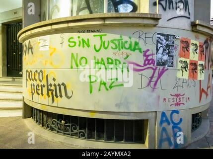 Graffiti und Plakate von den politischen Unruhen und Protesten in Lastarria, Central Santiago, Metropolitan Region, Hauptstadt von Chile, Südamerika Stockfoto