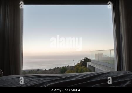 Fantastischer Blick auf das Meer, im Bett liegend, in einer Luxusvilla auf der Insel La Palma, Kanarische Inseln, Spanien Stockfoto