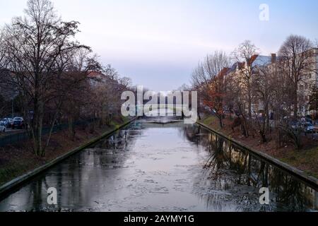 Blick auf die Neukoellner Schiffahrtskanal-Kanäle in Berlin-Neukoelln im Februar 2019. Stockfoto