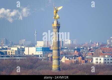 Blick auf die Siegessäule (Siegessäule) über dem Tiergarten im Zentrum Berlins im Winter. Stockfoto