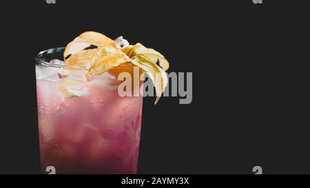 Alkoholisches Getränk, bestehend aus einem Geist oder mehreren Spirituosen, die mit anderen Zutaten gemischt werden. Fruchtsaft. Limonade. Die Rosarote Dame. Klasse eines Cocktails wie Stockfoto