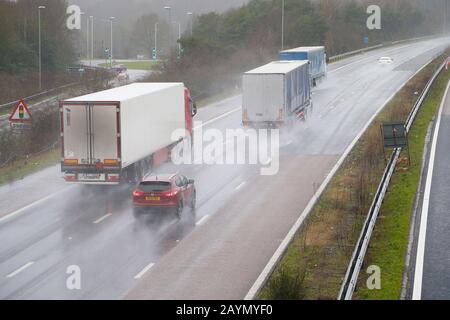 Ashford, Kent, Großbritannien. Februar 2020. Wetter in Großbritannien: Sturm Dennis trifft weiterhin die Südostküste mit starkem Regen und Wind aus der Galeerenkraft. Autos, die auf der Autobahn M20 fahren, stehen wegen der schlechten Sicht durch Straßensprühnebel aus Regen unter schwierigen Fahrbedingungen. Lastwagen in Richtung London. ©Paul Lawrenson 2019, Photo Credit: Paul Lawrenson/Alamy Live News Stockfoto