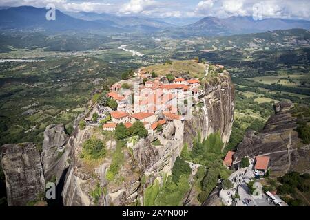 Legendäre Luftdrone mit Blick auf die alten Klöster und das atemberaubende malerische Tal und der markante Canyon von Meteora, Griechenland im Sommer Stockfoto