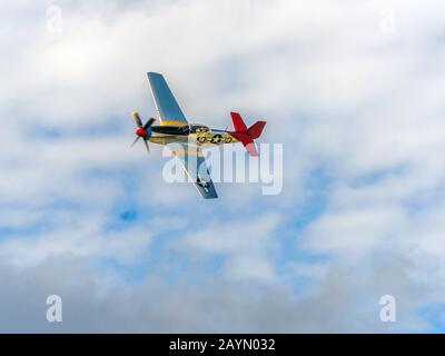 North American P51D Mustang der Sammlung Hanger 11 bemalt In den Farben der Red Tails UAASF Staffel von WW2 Stockfoto