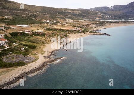 Luftaufnahme der schönen Türkis Strand Falasarna (Falassarna) auf Kreta, Griechenland. Blick auf die berühmten Paradise Sandy tief Türkis der Strand von Falasarna (Fal Stockfoto