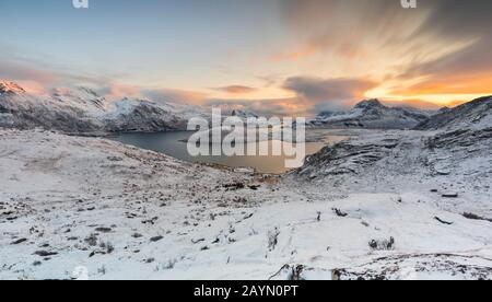 Blick über den Torsfjorden auf dem Weg nach Rythen, Fredvang, Flakstad, Moskenesøya, Nordland, Lofoten, Norwegen, Nordeuropa Stockfoto