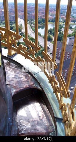 Kopenhagen, DÄNEMARK - 6. Jul. 2015: Externe Wendeltreppe zur Spitze der Kirche Unseres Erlösers Vor Frelsers Kirke mit einem umfassenden Blick über Stockfoto