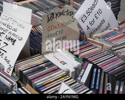 Nahaufnahme eines Stapels verschiedener CDs, cds zum Verkauf auf einem Stall