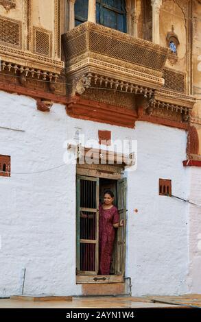 Lokale Frau im Fenster von Haveli in Jaisalmer, Rajasthan, Indien Stockfoto