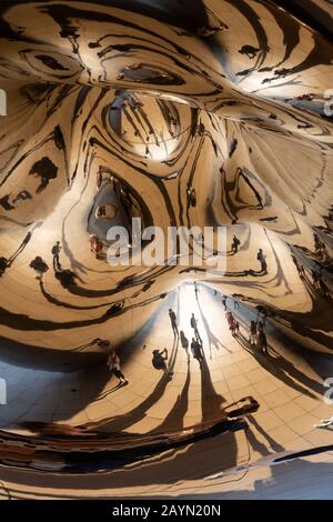 Reflections in Cloud Gate ( The Bean ) Chicago, USA Stockfoto