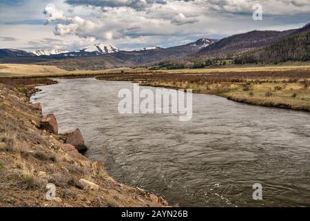 Rio Grande Headwaters, Antelope Park, San Juan Mountains, Rio Grande Natl Forest, Frühfrühling, Blick vom Highway 149, nahe Creede, Colorado, USA Stockfoto