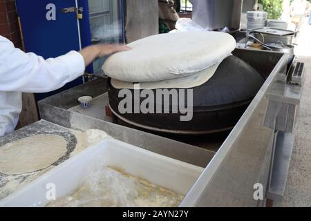 Libanesische Küche: Traditionelles Saj Fladenbrot wird auf dem umgedrehten Ofen gebacken. Stockfoto