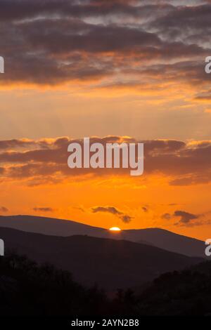 Sonnenuntergang, Sonnenuntergang, Sonnenuntergang, über Hügeln westlich von Cadiar, Provinz Granada, Andalucia, Spanien im Februar Stockfoto