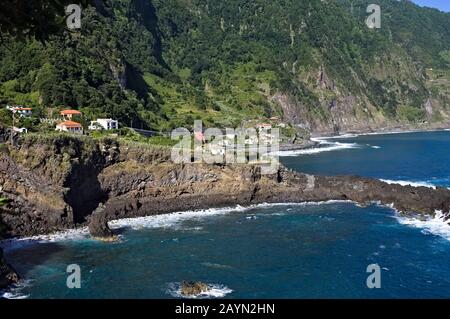 Panoramablick auf die Küste von Seixal auf Madeira (Portugal, Europa) Stockfoto