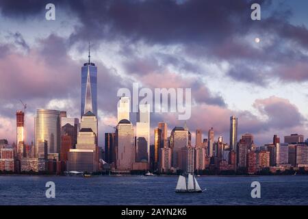 Skyline von Lower Manhattan und Mond steigen in Blue Hour, NYC, USA Stockfoto