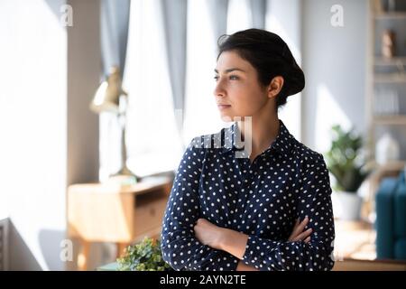 Nachdenkliches indisches Mädchen verlor in Gedanken Stockfoto