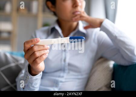 Junge Frau wartet mit einem Ovulationstest auf Ergebnisse Stockfoto
