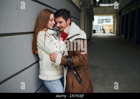 Junge Leute haben sich nach der Trennung getroffen. Nahaufnahme Foto. Kopierraum. Paar hat sich verpflichtet. Datumskonzept. Junge Leute sind über die Fersen Stockfoto