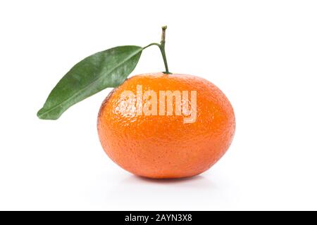 Einzelne ganze Tangerine Clementine mit grünem Blatt isoliert auf weißem Hintergrund. Clipping-Pfad für einfaches Ausschneiden Stockfoto